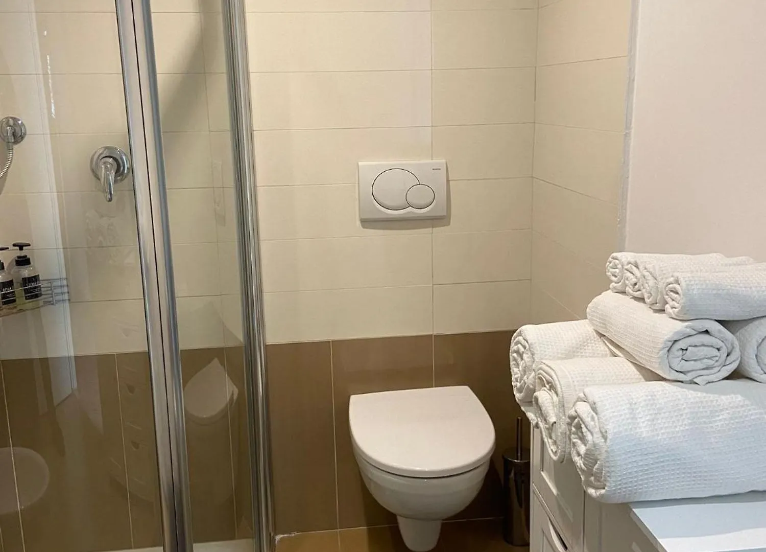 Regina Milano In Pezzotti - Parking Car Apartment  Milan