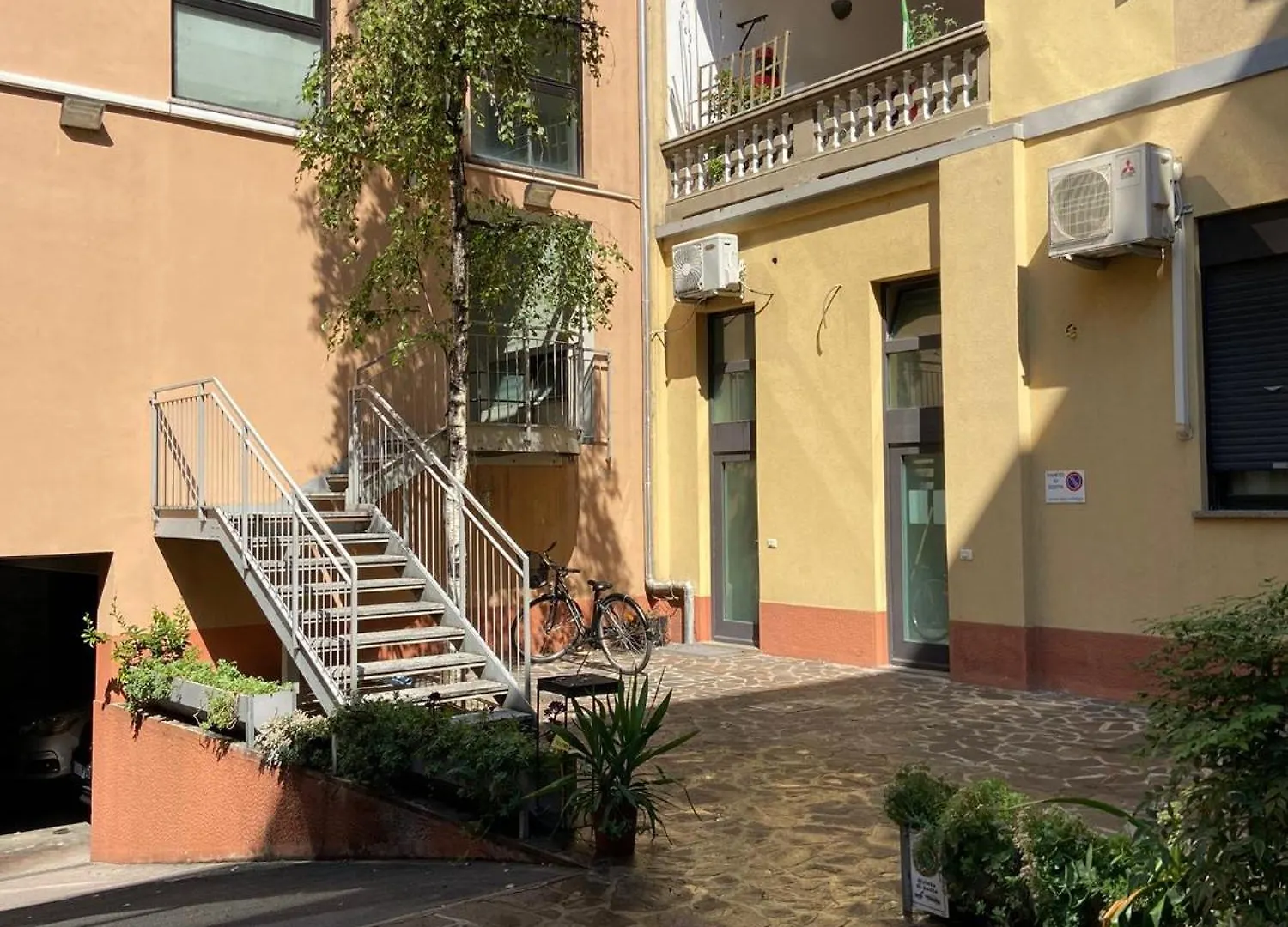 Regina Milano In Pezzotti - Parking Car Apartment Milan