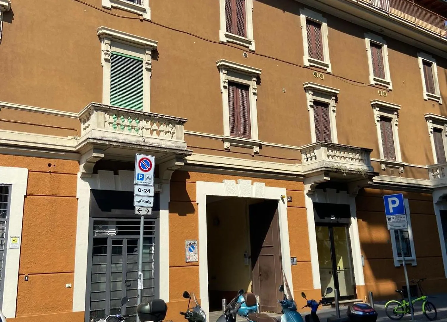 Regina Milano In Pezzotti - Parking Car Apartment