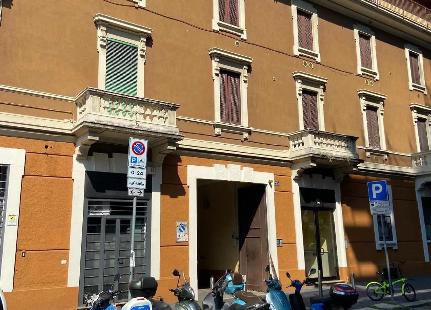 Regina Milano In Pezzotti - Parking Car Apartment Italy